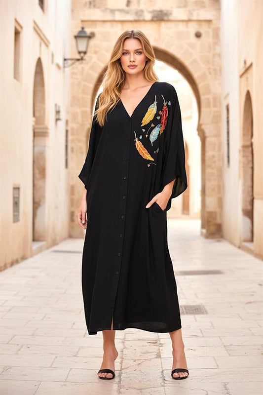 Siyah V yaka, göğsü tüy nakışlı, cepli ve oversize uzun viskon gömlek elbise.
