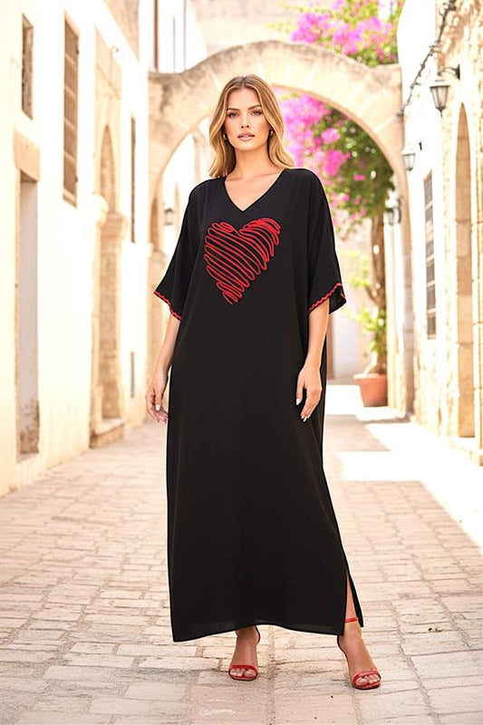 V yaka, kırmızı kalp nakışlı, siyah oversize uzun viskon elbise.