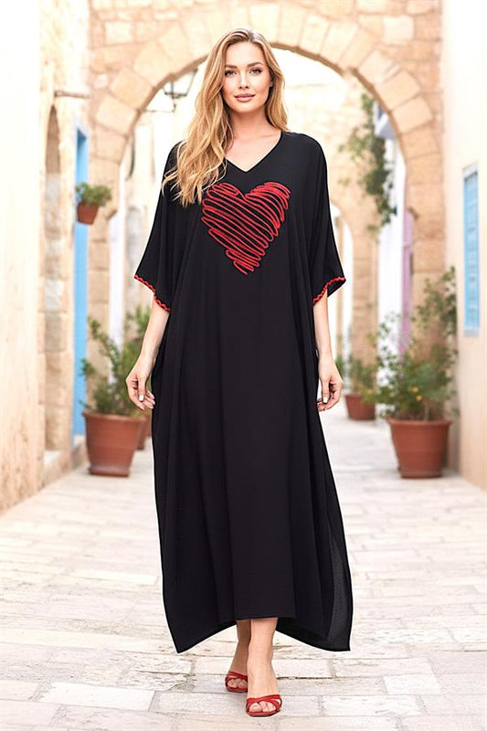 Siyah V yaka, göğüs kısmında kırmızı kalp nakışı bulunan, oversize kesim uzun viskon elbise.