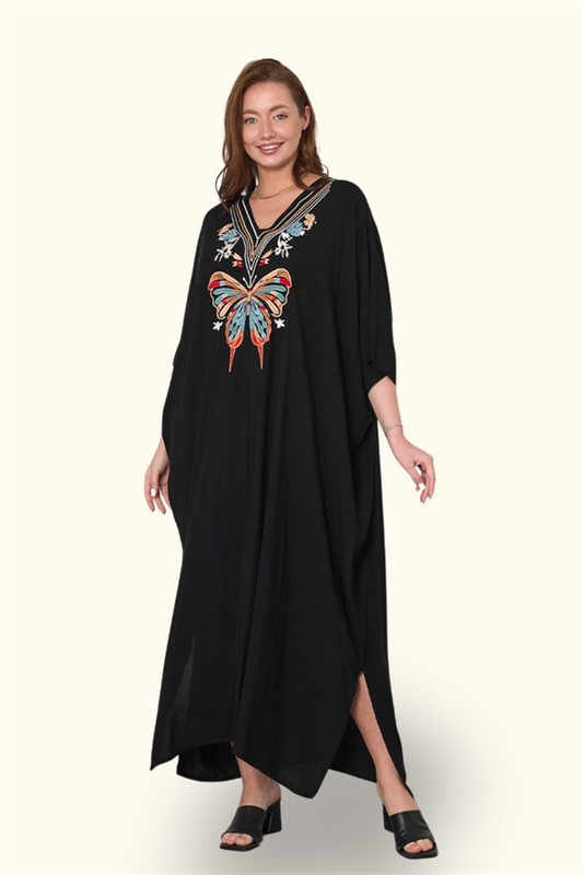 Siyah V yaka, kelebek nakışlı, yanları yırtmaçlı, oversize uzun viskon elbise.