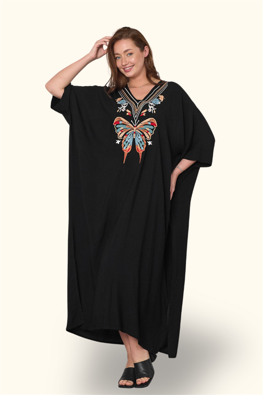 Siyah V yaka, göğüs kısmında renkli kelebek nakışı bulunan, yanları yırtmaçlı uzun oversize elbise.