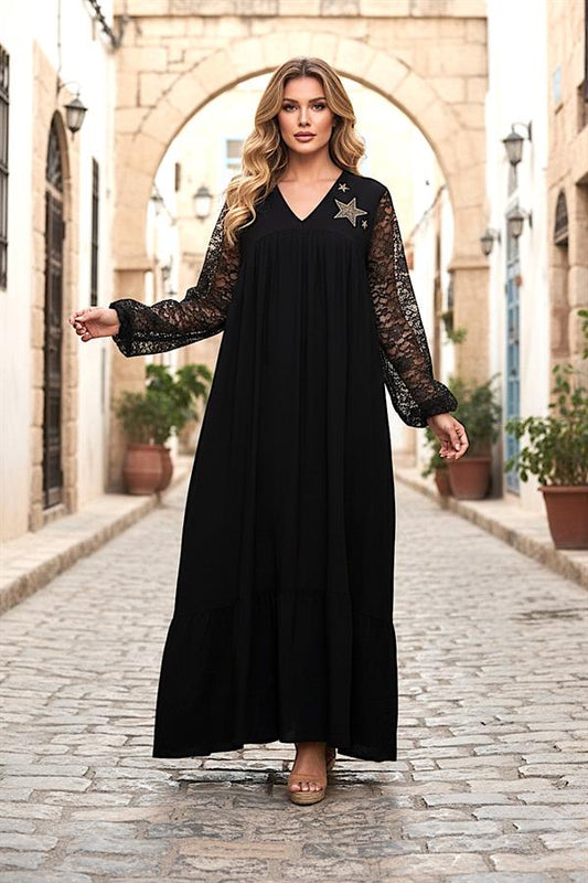 Siyah V yaka, dantel kollu ve yıldız nakışlı uzun viskoz elbise.