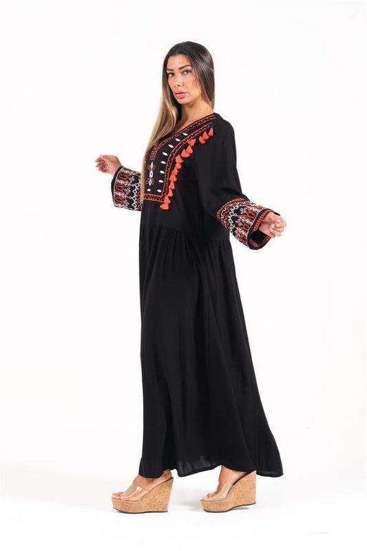 Siyah V yaka, kolları ve göğsü nakışlı, püskül detaylı uzun viskon elbise.