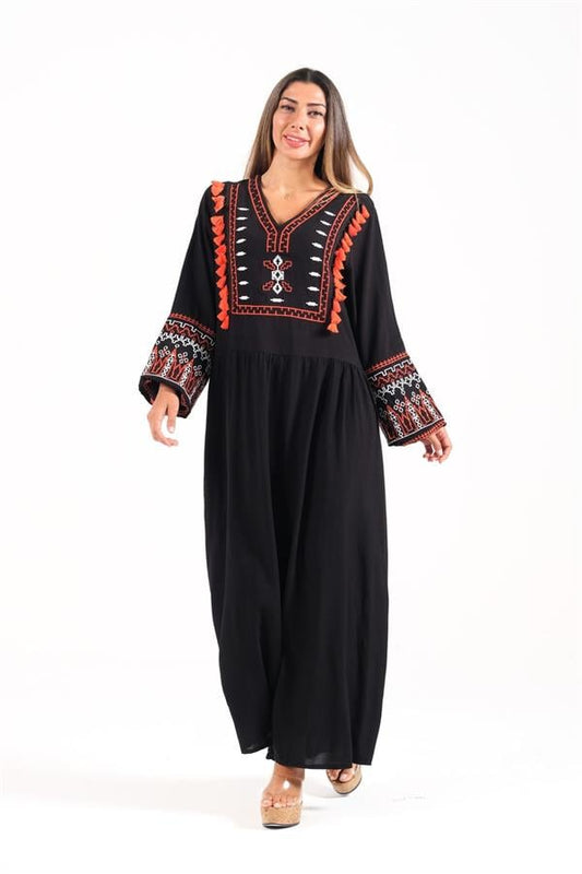 Siyah renkli, V yakalı, kolları ve göğsü nakışlı ve püskül detaylı uzun viskon elbise.