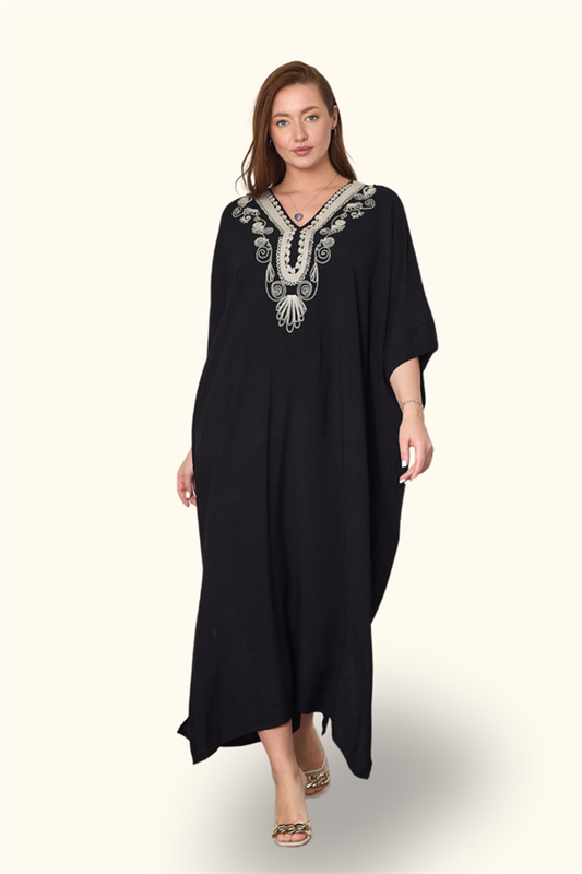 Siyah V yaka, nakış detaylı, cepli ve oversize kesim uzun viskon elbise.