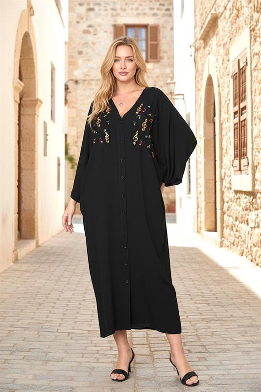 Siyah V yaka, önü nota nakışlı, cepli ve oversize uzun viskon gömlek elbise.