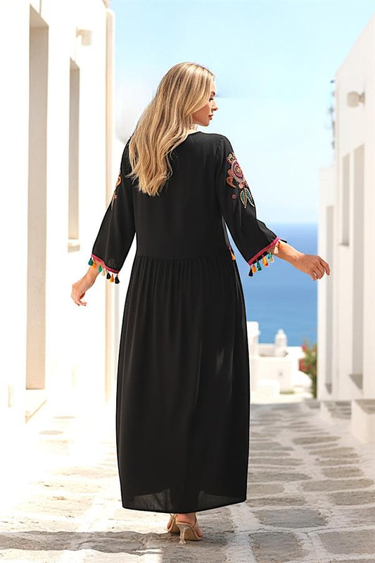 Siyah, uzun kollu, otantik nakışlı ve püskül detaylı viskon elbise.