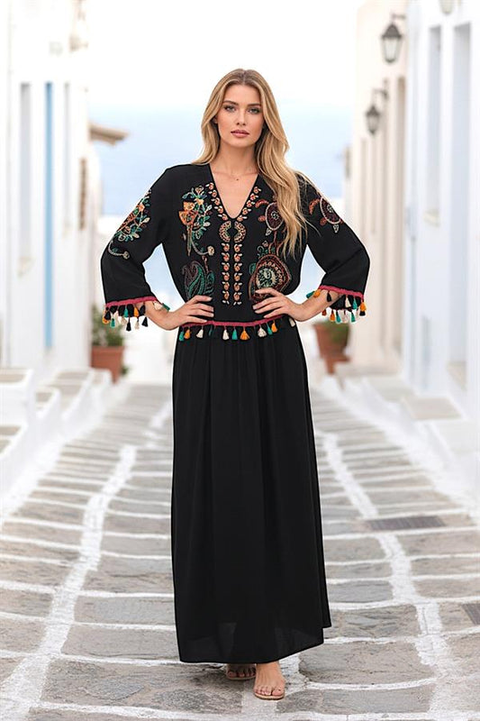 Siyah, V yaka, otantik nakışlı ve püskül detaylı uzun viskon elbise.