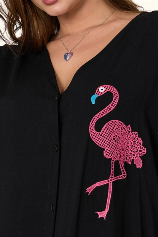 Siyah V yaka, önünde pembe flamingo nakışı bulunan oversize uzun gömlek elbise.