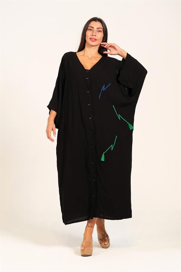 Siyah V yaka, düğmeli, püskül detaylı ve uzun kesim viskon gömlek elbise.