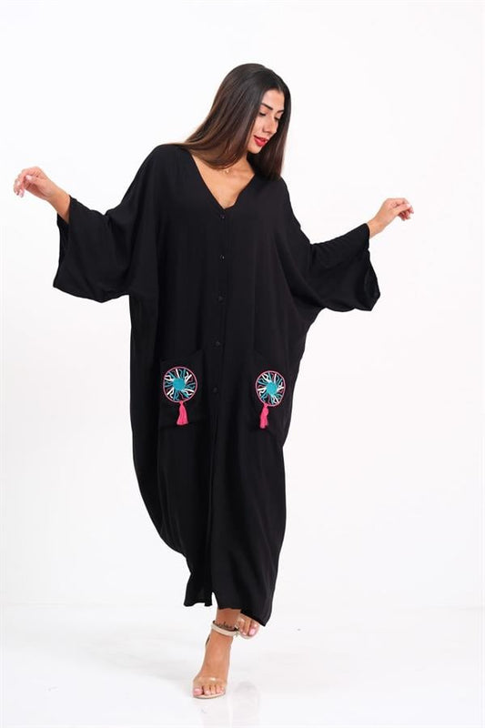 Siyah V yaka, cepleri nakışlı ve püsküllü, düğmeli oversize uzun elbise.