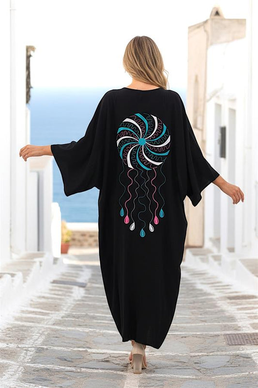 Sırtında renkli nakış işlemeleri bulunan, siyah, oversize, uzun viskon elbise.