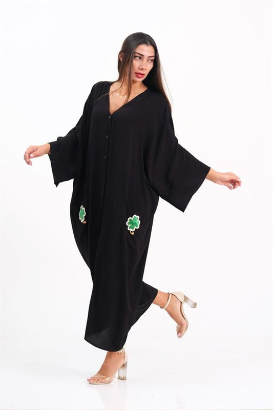 Siyah V yaka, önü düğmeli, ceplerinde yonca nakışı bulunan oversize uzun viskon gömlek elbise.