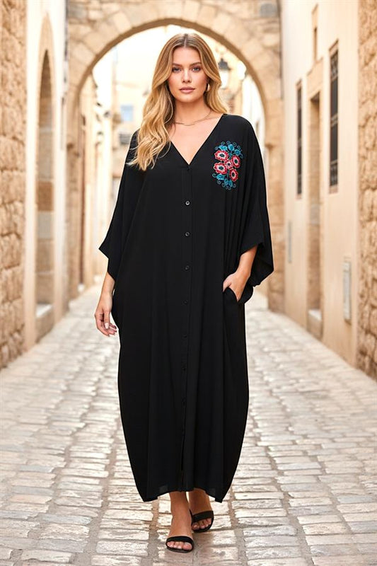 Siyah, V yakalı, göğüs kısmında çiçek nakışları bulunan, cepli ve oversize uzun gömlek elbise.