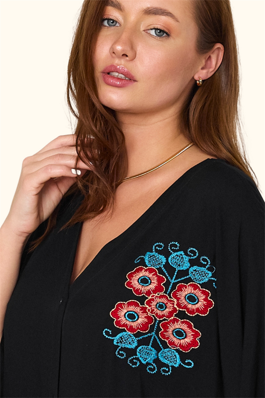 Siyah, V yaka, göğüs kısmında renkli çiçek nakışları bulunan oversize viskon gömlek elbise.