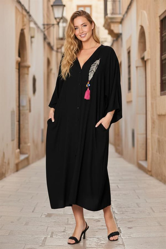 Siyah v yaka, tüy nakışlı, boncuklu ve cepli, önden düğmeli oversize uzun viskon elbise.