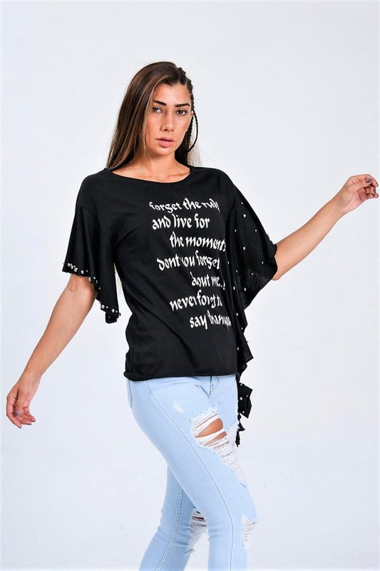 Siyah renkli, yarasa kollu, üzerinde yazı ve zımba detayları bulunan bağlamalı viskon tişört.