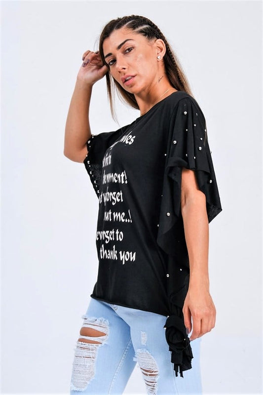 Siyah renkli, yarasa kollu, üzerinde beyaz yazılar ve metal zımba detayları bulunan bağlamalı tişört.