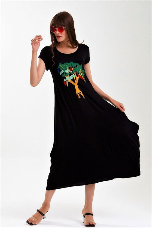Siyah yuvarlak yaka kısa kollu ağaç nakışlı ve püsküllü uzun elbise.
