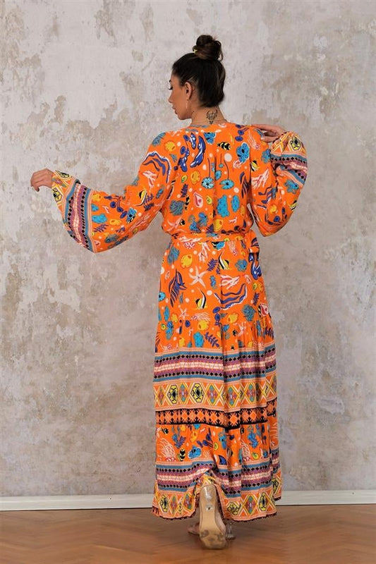 Turuncu renkli, deniz temalı desenli, balon kollu ve kat kat etekli uzun viskon elbise.