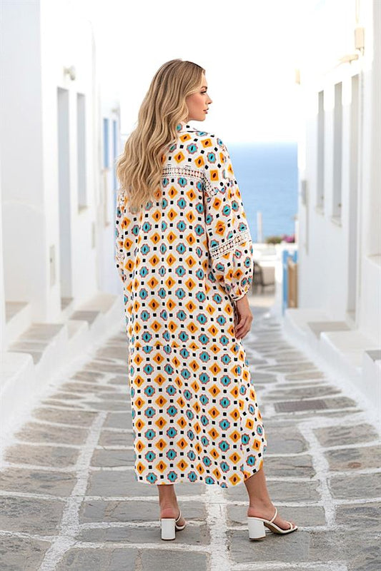 Turuncu ve mavi geometrik desenli, fisto detaylı, balon kollu uzun gömlek elbise.