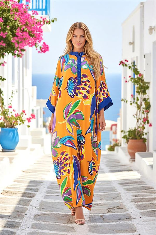 Turuncu renkli, çiçek desenli, yarasa kollu ve önü düğmeli uzun oversize elbise.