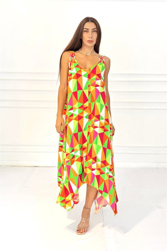 Turuncu, yeşil ve beyaz geometrik desenli, halka detaylı askılara sahip uzun viskon elbise.
