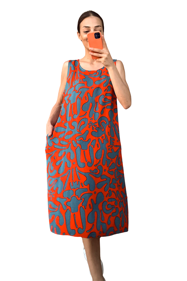 Turuncu zemin üzerine mavi desenli, kalın askılı ve cepli midi boy viskon elbise.