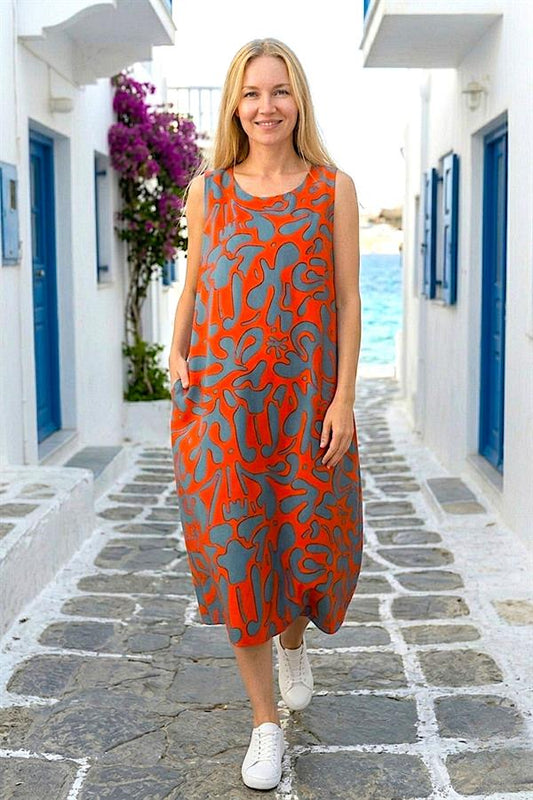 Turuncu zemin üzerine gri desenli, kalın askılı ve cepli midi boy viskon elbise.