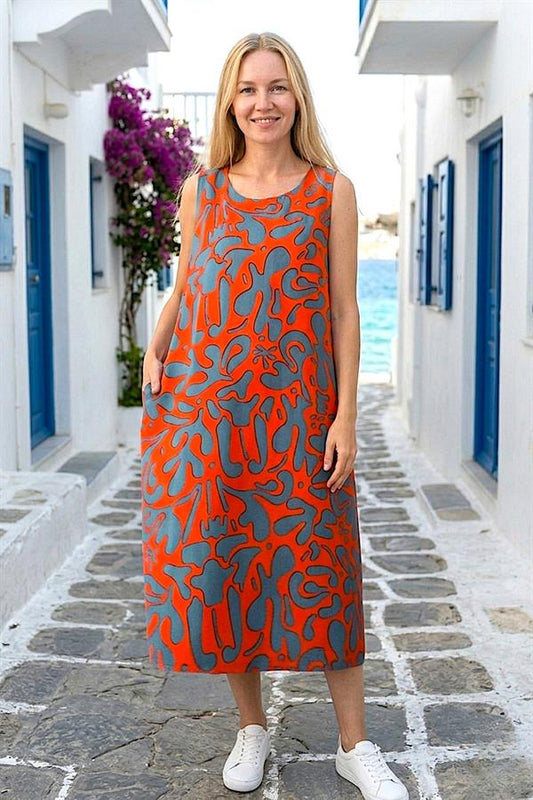 Turuncu zemin üzerine gri desenli, kalın askılı ve cepli midi boy viskon elbise.