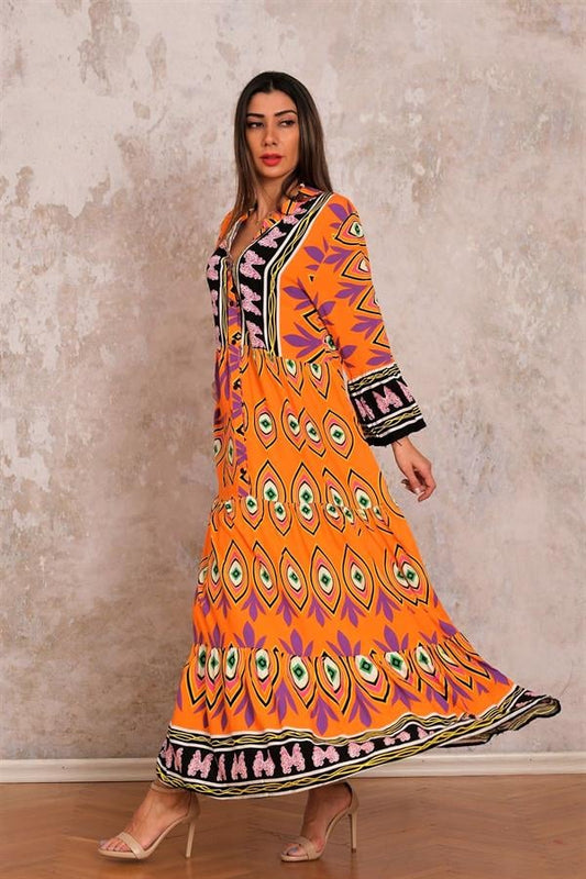 Turuncu renkli, desenli, V yaka, volanlı kollu ve kat kat etekli uzun viskon elbise.