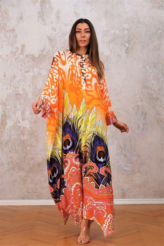 Turuncu renkli, dik yakalı, yarasa kollu ve tavus kuşu desenli uzun oversize elbise.