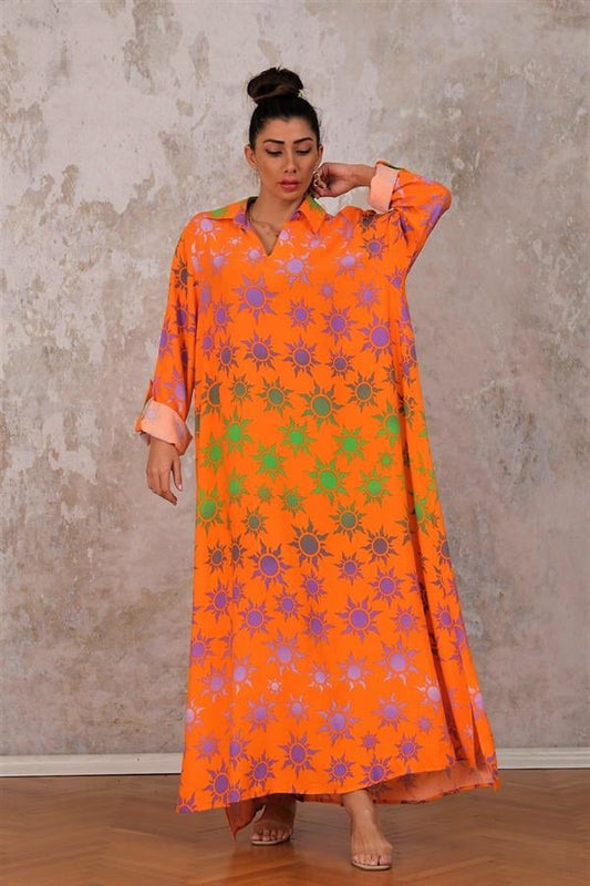 Turuncu renkli, güneş desenli, gömlek yakalı ve yan yırtmaçlı oversize uzun viskon elbise.