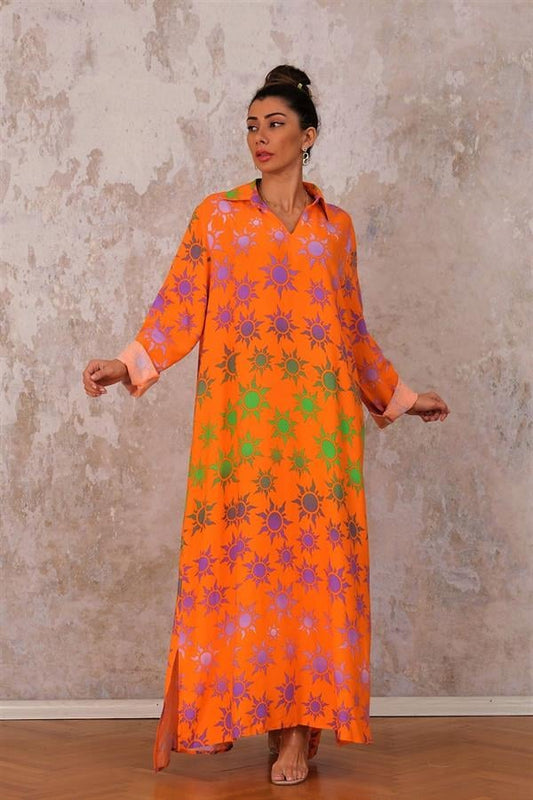 Turuncu renkli, güneş desenli, gömlek yakalı ve yan yırtmaçlı uzun oversize viskon elbise.