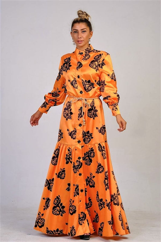 Hakim yakalı, çiçek desenli, düğmeli ve hasır kemerli turuncu saten uzun elbise.