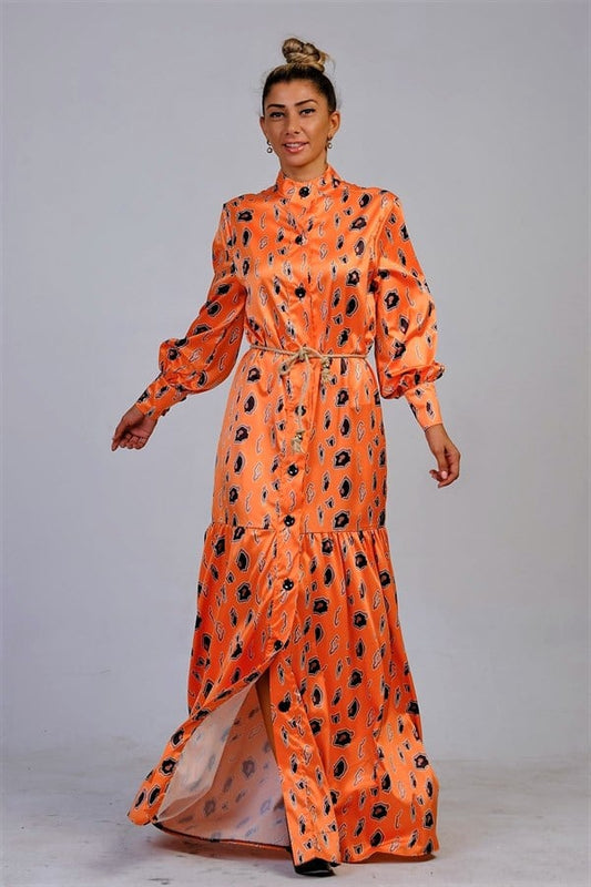 Turuncu renkli, hakim yakalı, desenli, balon kollu ve hasır kemerli uzun saten elbise.