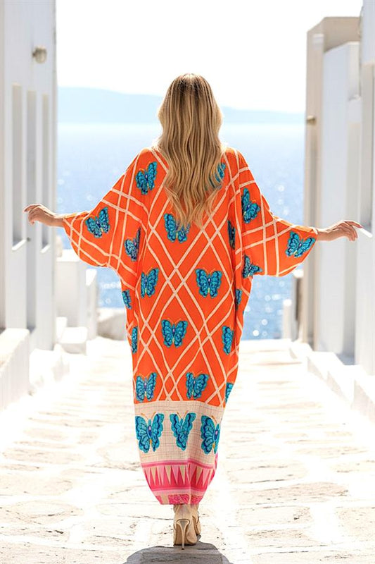 Turuncu renkli, kelebek desenli, yarasa kollu ve uzun oversize viskon elbise.