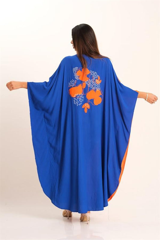 Sırtında turuncu çiçek nakışları bulunan, mavi renkli, oversize uzun viskon elbise.