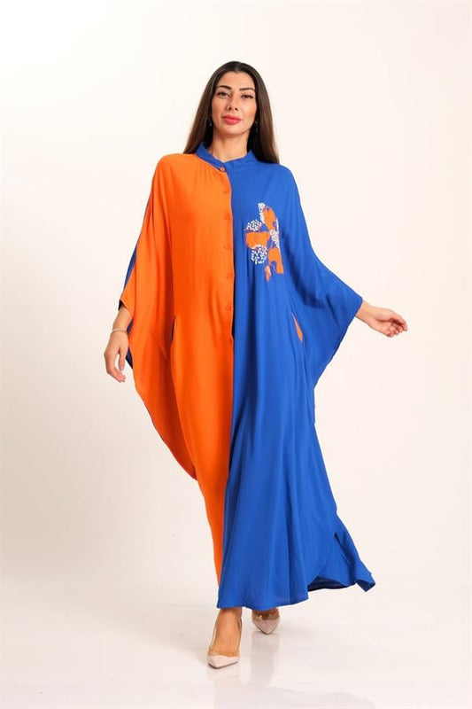 Turuncu ve mavi renkli, önü düğmeli, cepli ve nakış detaylı oversize uzun elbise.