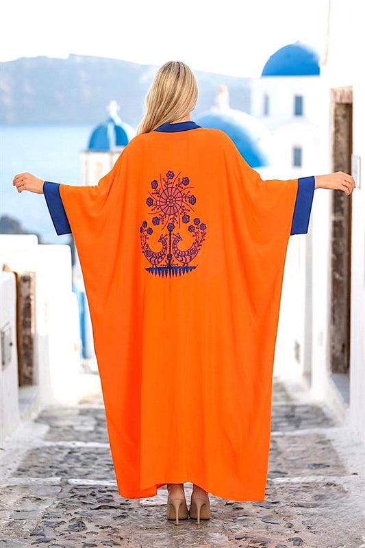 Sırtında otantik nakış bulunan, turuncu renkli, yarasa kollu ve uzun oversize elbise.