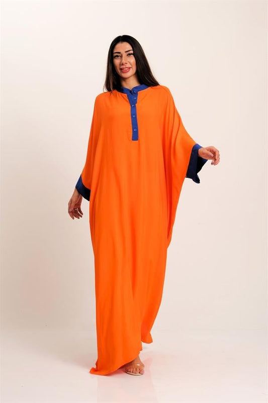 Mavi detaylı, düğmeli ve yarasa kollu, uzun turuncu oversize elbise.