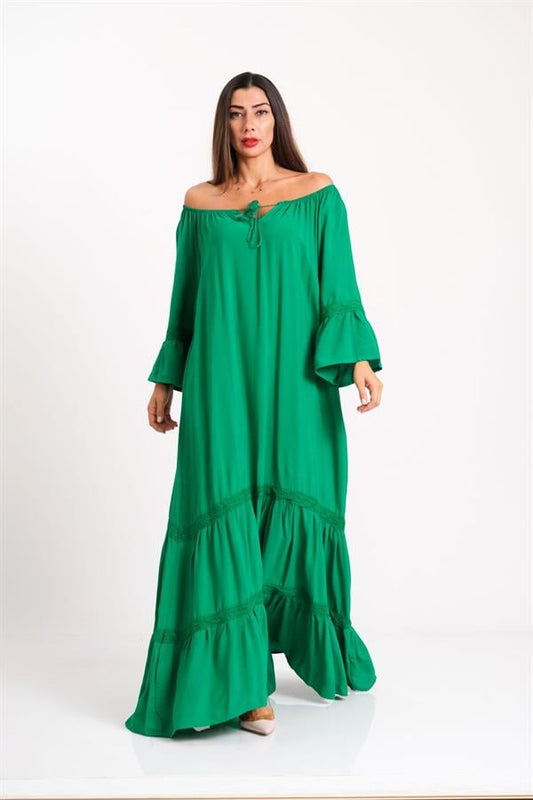 Yeşil renkli, Carmen yakalı, fırfırlı kollu ve etek ucu fistolu oversize uzun viskon elbise.