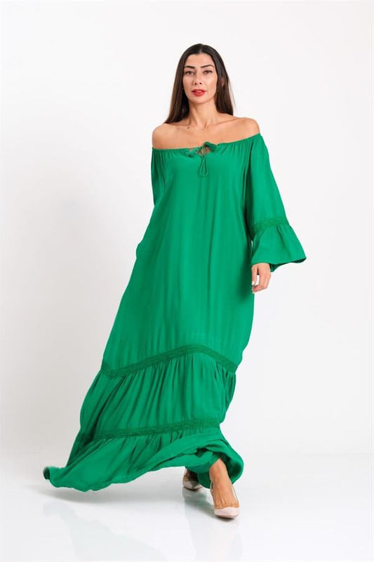 Yeşil renkli, Carmen yakalı, fırfırlı kollu ve etekleri fistolu oversize uzun elbise.
