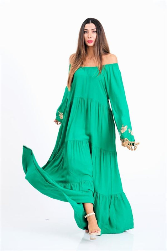 Yeşil renkli, Carmen yakalı, nakış detaylı ve kat kat etekli uzun viskon elbise.