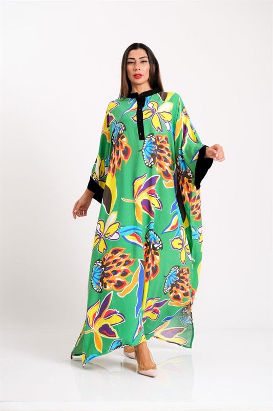 Yeşil zemin üzerine renkli çiçek desenli, yarasa kollu ve önü düğmeli uzun oversize elbise.