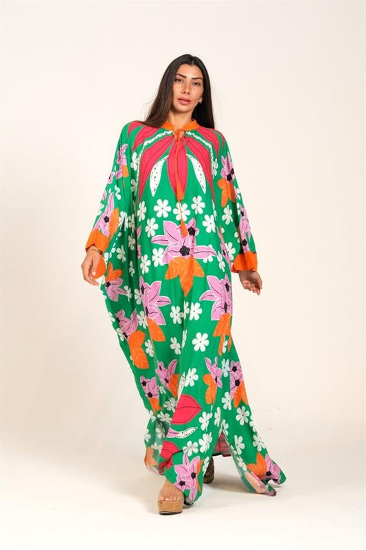 Yeşil zemin üzerine pembe ve turuncu çiçek desenli, yarasa kollu, uzun oversize viskon elbise.