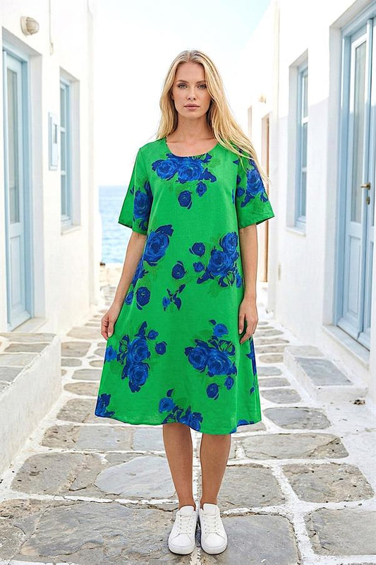 Mavi çiçek desenli, yeşil renkli, yuvarlak yakalı ve kısa kollu midi boy elbise.