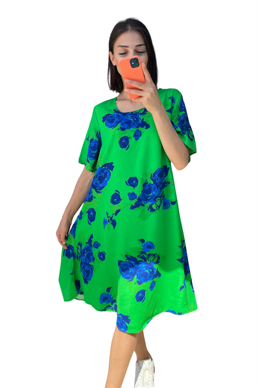 Mavi çiçek desenli, yuvarlak yakalı ve kısa kollu yeşil midi elbise.