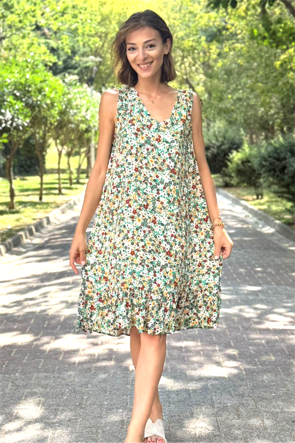 Yeşil renkli, küçük çiçek desenli, kalın askılı ve etek ucu fırfırlı kısa viskon elbise.