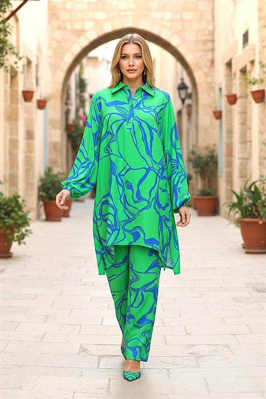 Yeşil ve mavi desenli, dik yakalı, uzun kollu tunik ve pantolondan oluşan viskon takım.
